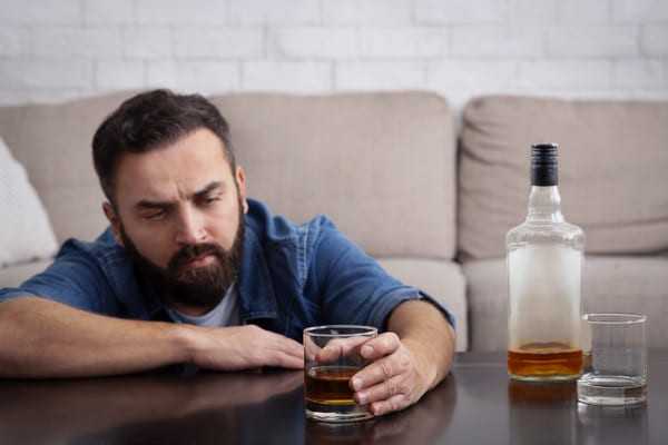 człowiek zmagający się z uzależnieniem od alkoholu